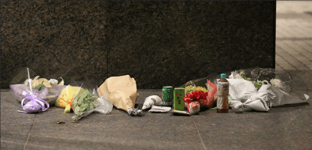 三浦春馬さんの自宅マンション玄関に置かれた献花や飲み物（出典：スポニチ）