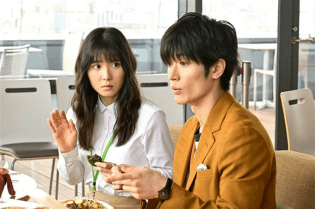 TBS火曜ドラマ『カネ恋』松岡茉優（左）と三浦春馬（右）が一緒に食事をするシーン