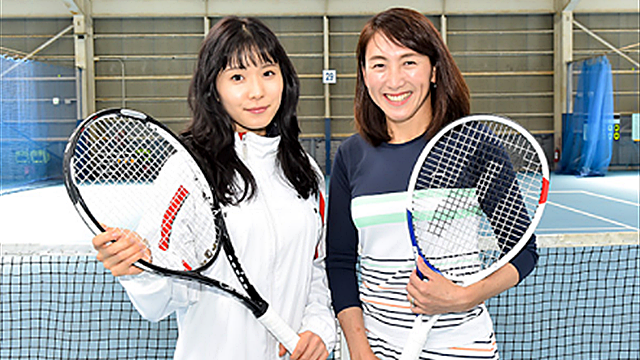 主演の松岡茉優（左）と、テニス監修を担当した杉山愛（右）の画像