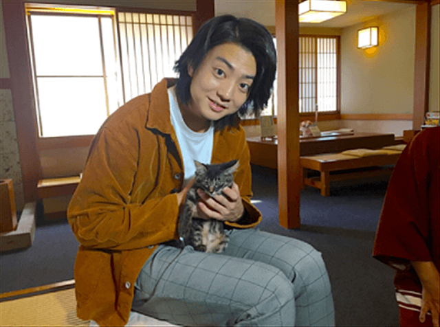 伊藤健太郎と猫の画像