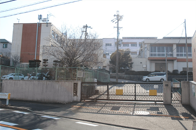 名古屋市立滝川小学校を校門側から撮影した写真の画像