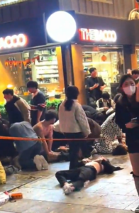 【画像】韓国「ハロウィーン圧死事故」直後、現場に居る大人数が心臓マッサージを施す状況現場