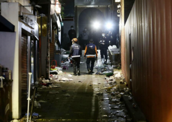 【画像】ソウルの繁華街・梨泰院で発生した事故で、現場周辺を調べる救急隊員