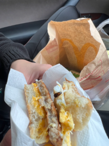 車の中で「朝マック」のソーセージマフィンを食べていたら…