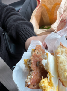 車の中で「朝マック」のソーセージマフィンを食べていたら…